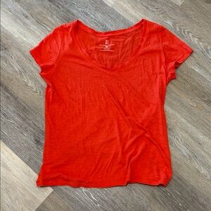 New York & Company Red V-Neck Short Sleeve Tee